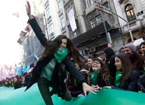 El pañuelo verde debuta en Chile en marcha por aborto libre a nivel nacional