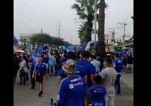 'Banderazo' en Polideportivo de los Samanes: hinchas de Emelec 'calientan' el 'Clásico del Astillero'