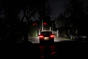 Repentino corte de luz afecta a comunas de Santiago Oriente: hay 247 mil afectados