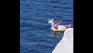 Increíble: encuentran a niña de 4 años en un flotador de unicornio en alta mar