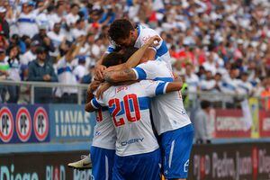 La UC humilló a la U en el Clásico Universitario, pasó a liderar la tabla y dejó a los azules sumidos en el caos