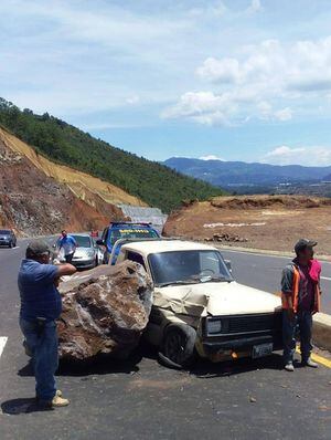 ¡Hombre se salva de morir! Enorme roca golpea su vehículo en el libramiento de Chimaltenango