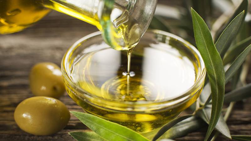 El consumo regular de aceite de oliva aporta grasas necesarias.