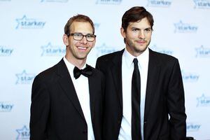 El secreto mejor guardado de Ashton Kutcher que su hermano gemelo reveló