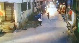 VIDEO. Mujer policía copa a balazos a delincuente