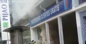 ¡Atención! Grave incendio en un parqueadero en Chapinero