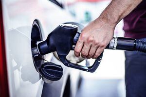 Precio de la gasolina en Puerto Rico aumentará por ataque a general de Irán