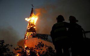 La lenta agonía bajo el fuego de la iglesia de la Asunción: las impactantes imágenes del derrumbe de la parroquia