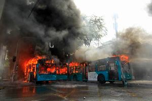 Tensión en el centro de la capital: queman seis buses del Transantiago en Vicuña Mackenna