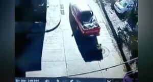 Cenas fortes: vídeo chocante registra momento em que motorista atropela três vezes cachorro que estava deitado na rua