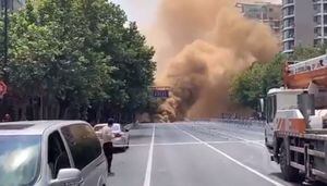 Derrumbe de una carretera en Hangzhou genera una enorme columna de humo