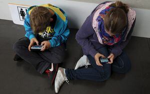 En Latinoamérica: padres chilenos son los que menos tiempo tienen para monitorear la vida digital de sus hijos