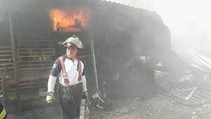 VIDEO. Bomberos luchan contra incendio en Villa Nueva