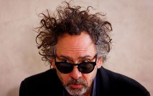 Tim Burton señala a la inteligencia artificial por copiarse de su estilo: “Es como un robot tomando tu humanidad”