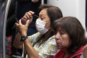 A pesar de estar agotadas en las farmacias: primera semana de coronavirus en fase 3 partió sin uso masivo de mascarillas en el Metro