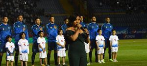 VIDEO. Paola Chuc estremeció a la afición al cantar el himno de Guatemala