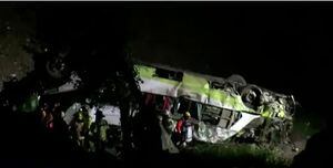 Mueren dos colombianos en bus que rodó por un abismo en Chile