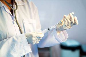 Farmacéuticas prometen no sacar beneficios de vacuna contra coronavirus
