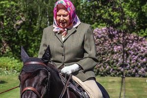 Con botas y pantalón, la reina Isabel da un paseo en caballo demostrando que a sus 94 años está mejor que nunca