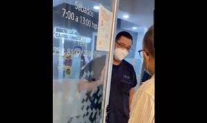 VIDEO. Médico cierra la puerta en la cara a familiares de paciente en la zona 9