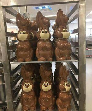 Para protegerse del covid-19: la tierna idea de pastelería de poner mascarillas a los conejitos de chocolate por Semana Santa