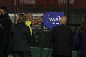 Claudio Bravo, Gary Medel y Jorge Valdivia mostraron todo su enojo con el VAR tras la derrota de Chile