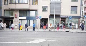 Pacientes hacen fila en los centros de salud de Madrid mientras aumentan casos de Covid-19