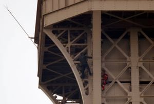 Após 7 horas, homem que escalou Torre Eiffel é salvo