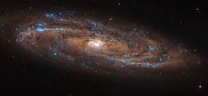 Telescópio Espacial Hubble da NASA capta impressionante registro de galáxia distante