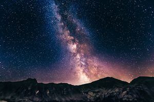 ¿Daña el paisaje o lo mejora? Una constelación de satélites de SpaceX se atraviesa entre la Tierra y la Vía Láctea