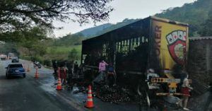 Camión de transporte de cerveza se incendió en vía nacional