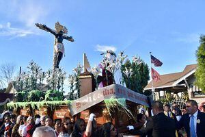Algarabía y fervor en la celebración del "Cristo Mojado" en Los Ángeles