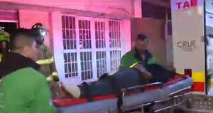 Ladrón llevó una escalera hasta la casa que iba a robar, pero se cayó de un tercer piso