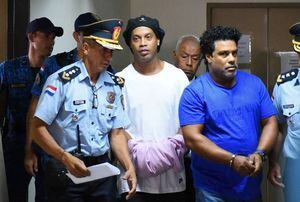 Ronaldinho pasó la noche en la cárcel de Paraguay por llevar pasaporte falso