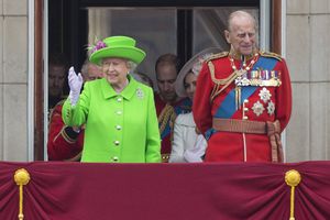 Conoce la verdadera razón del por qué la Reina Isabel II viste de colores llamativos