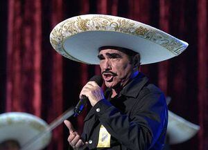 Vicente Fernández se pronuncia tras filtrarse videos tocando a mujeres de forma inapropiada