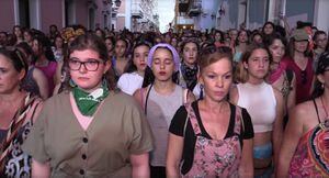 Se torna viral perfomance de "Un violador en tu camino" frente a Fortaleza