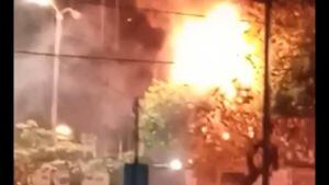 VIDEO | Se registra incendio en casa improvisada en un árbol de persona sin techo