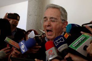 La pregunta que emberracó a Álvaro Uribe en una rueda de prensa