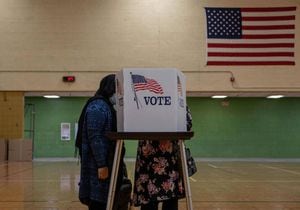 Decenas de trabajadores electorales que tuvieron contacto con los votantes en los comicios de Estados Unidos, contagiados de COVID-19