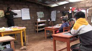 Agentes de policía dan clase a los niños en una aldea con acceso limitado a Internet en Perú