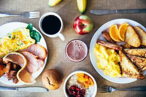 Comer muito no café da manhã pode duplicar a queima de calorias durante o dia, segundo estudo