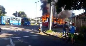 (VIDEO) Se incendia bus de servicio público sobre la avenida carrera 68