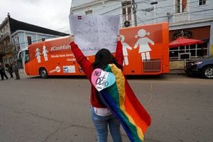 Otra luz roja para el "bus de la libertad": presidenta del Senado lo frena tras reunión con organizaciones LGBT