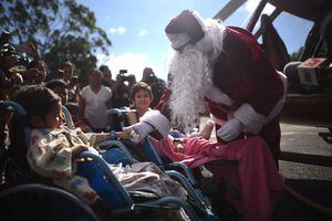 Santa Claus lleva sonrisas y alegría a los niños en el Hospital General San Juan de Dios