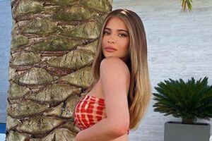 Kylie Jenner impone tendencias para el verano con un vestido midi de 60 dólares