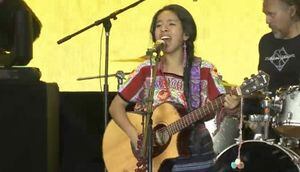 VIDEO. Sara Curruchich canta en el Festival por la Igualdad en el Zócalo de México