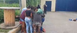 Familiares de los reos llegan a los exteriores de la penitenciaría de Guayaquil a realizar oraciones