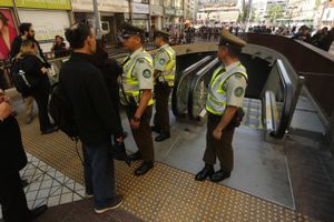 Las evasiones masivas no paran: estación Santa Ana registra graves disturbios