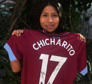 Yalitza Aparicio muestra camiseta donada por “Chicharito” para la “Romatón”